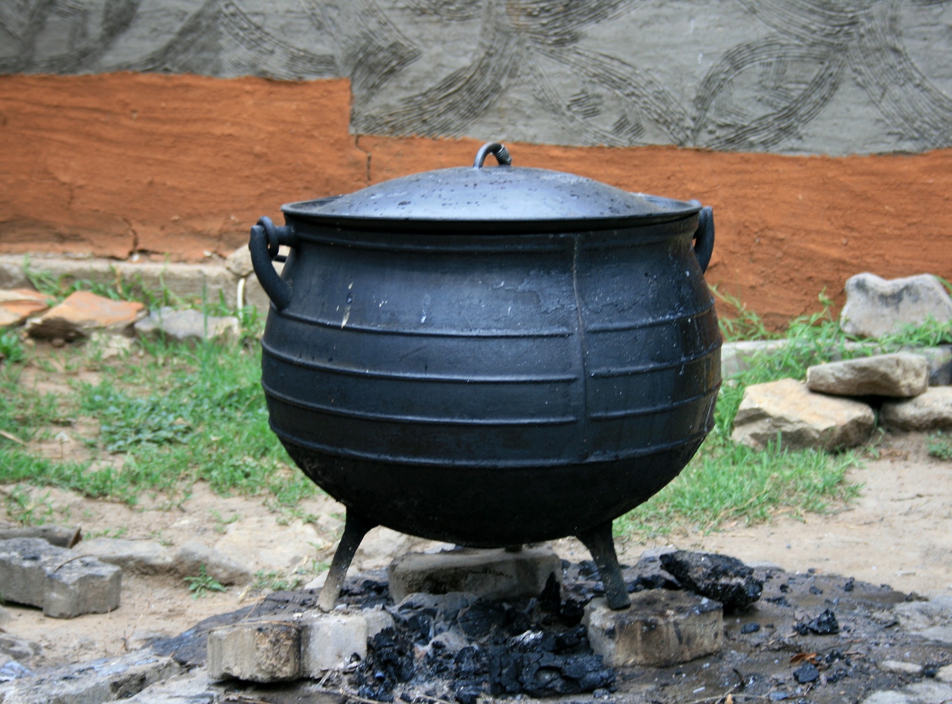 potjie cooking pot - pixabay